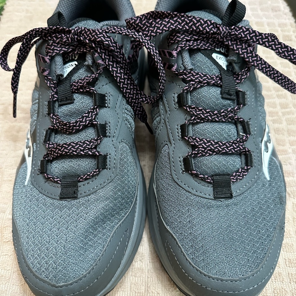 Stylish Gray Saucony Excursion TR17 Sneakers for Women—Size 8.5 Wide